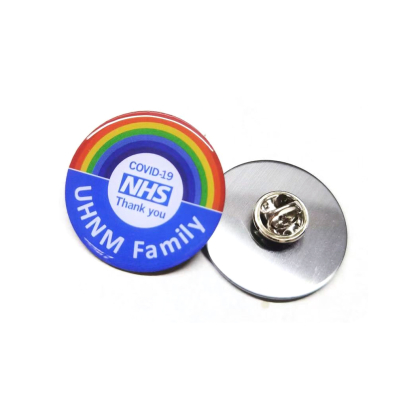 Pines-personalizados-gota-de-resina-con-forma-de-logotipo