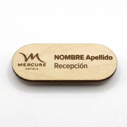 Identificador personal ovalado de madera con imán